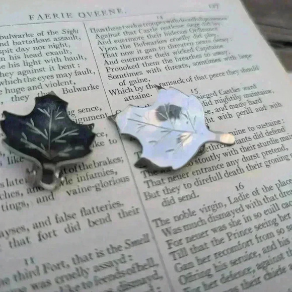 Vintage silver leaf bergerie clip on earrings - Picture 4 of 9